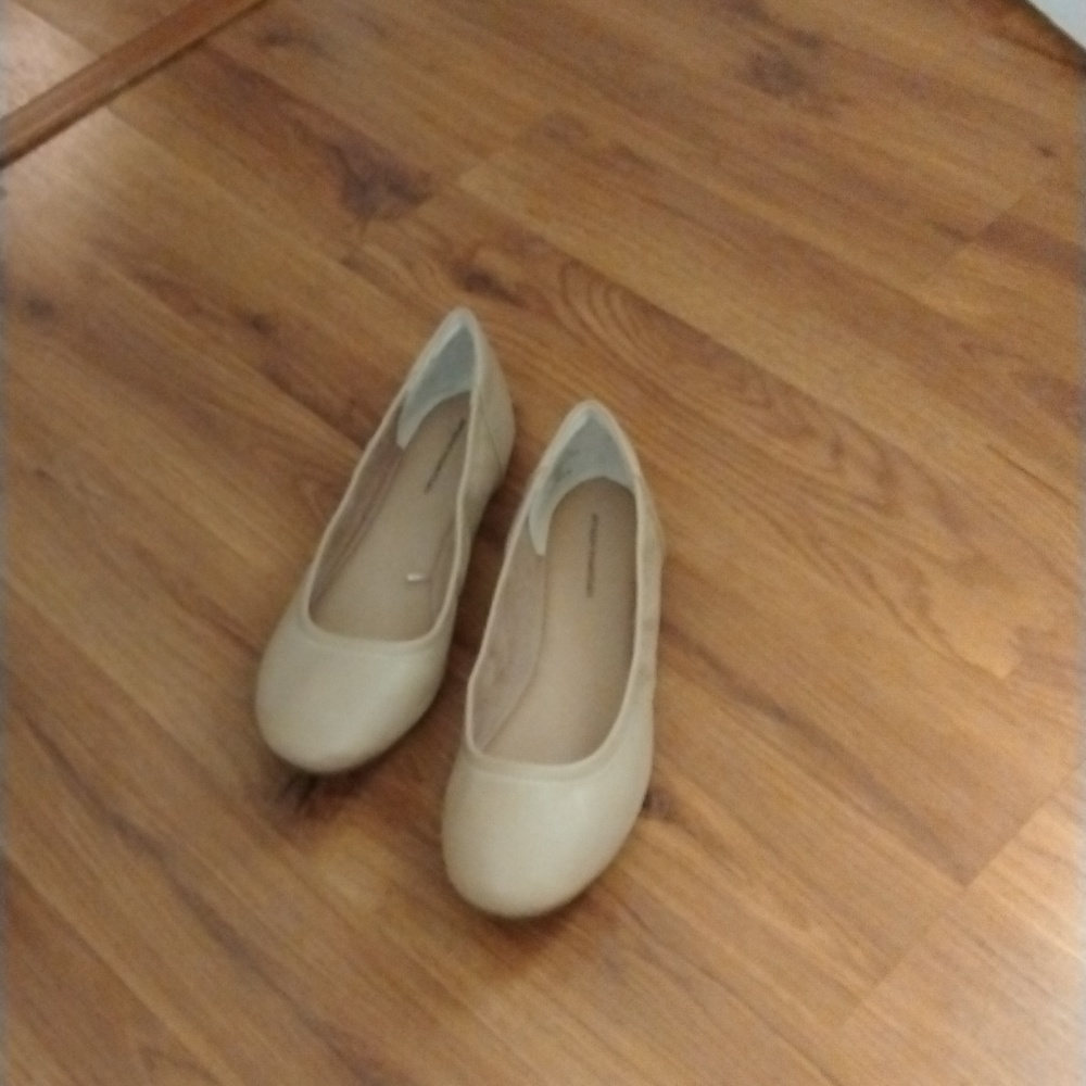 Amazon Essentials Beige Flats